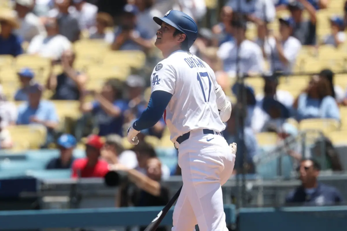 ▲洛杉磯道奇大谷翔平今在對戰雙城首局首打席轟出本季第37轟，達成生涯首度「連5場開轟」，追平道奇隊史紀錄，擊球後帥氣「確信步」引爆球迷熱議。（圖／路透／達志影像）