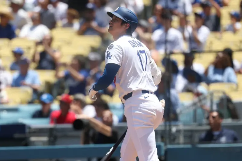 ▲洛杉磯道奇大谷翔平今在對戰雙城首局首打席轟出本季第37轟，達成生涯首度「連5場開轟」，追平道奇隊史紀錄，擊球後帥氣「確信步」引爆球迷熱議。（圖／路透／達志影像）