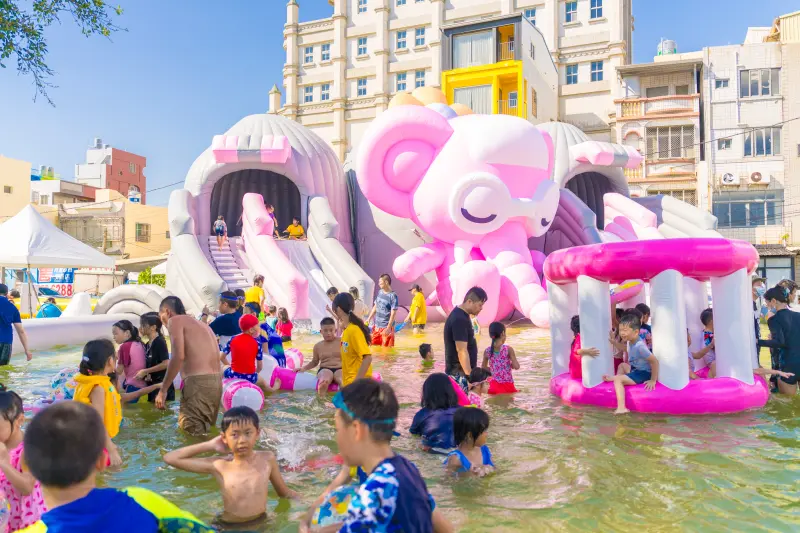 ▲高市府觀光局舉辦「2025旗津風箏節暨氣墊水樂園」活動，其中氣墊水樂園將於本週六（7月26日）於旗津率先登場，時間為每週六、日的下午3點至晚上8點。（圖／高雄市觀光局提供）