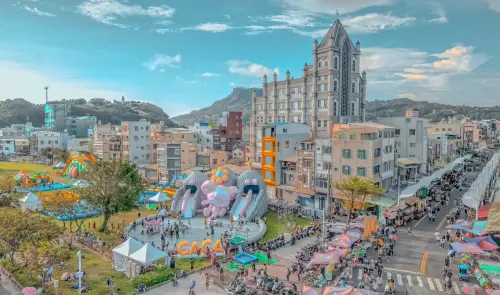 ▲高市府觀光局舉辦「2025旗津風箏節暨氣墊水樂園」活動，其中氣墊水樂園將於本週六（7月26日）於旗津率先登場。（圖／高雄市觀光局提供）