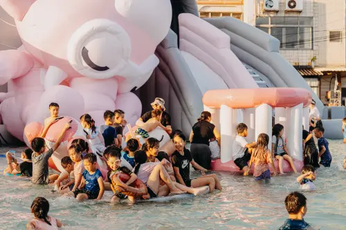 ▲高雄氣墊水樂園將於本週六（7月26日）於旗津登場。（圖／高雄市觀光局提供）