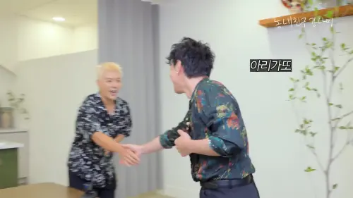 ▲佐藤健對康男說「阿里嘎多」，韓網認為他態度隨便。（圖／동네친구 강나미 [Kangnami] YouTube）