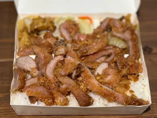 ▲量超多的酥炸肉，也幾乎快看不到底下的飯與菜。（圖／記者葉盛耀攝）