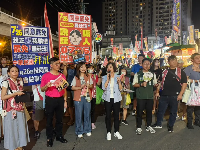 ▲「敲羅行動」走進大慶夜市街頭宣講，現場由多位跨黨派立委與市議員站台助陣(圖／柳榮俊翻攝2025.7.24)