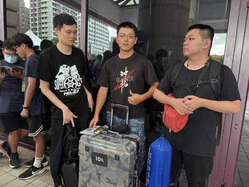 ▲漫畫博覽會開展首日排隊人潮滿滿，熱情粉絲排隊19個小時為搶心儀週邊。（圖／記者鍾怡婷攝）