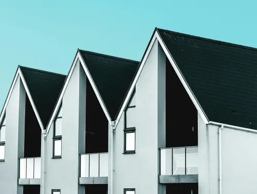 一家人自建連排透天厝！眾一看棟數喊：中間尷尬　命理師曝化解法
