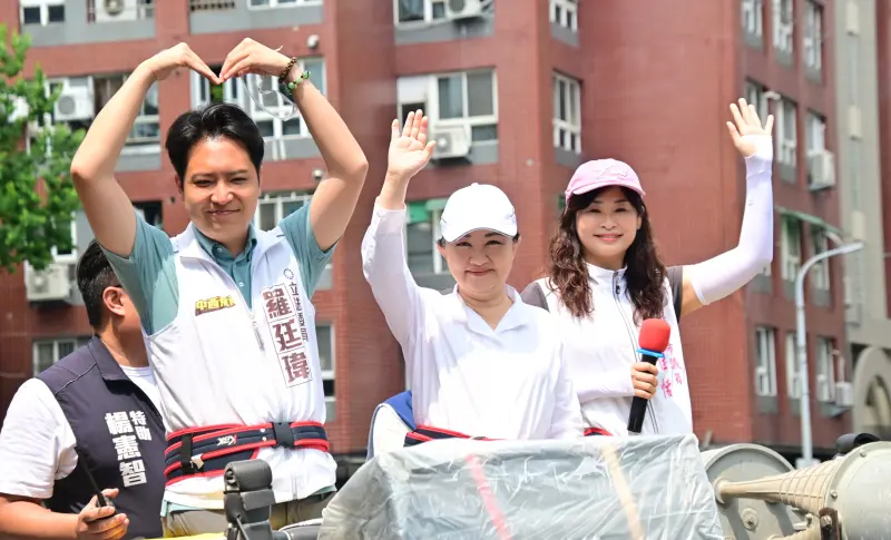 ▲台中市長盧秀燕陪藍委羅廷瑋掃街宣傳反罷免。（圖／記者顏幸如攝，2025.07.24）