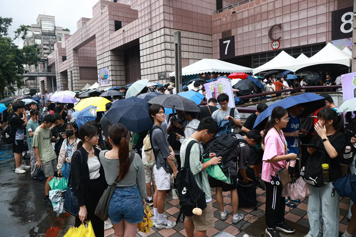 ▲2025漫畫博覽會開展首日，長長人龍繞世貿展場一圈，預估一早就有上萬人到場。（圖／記者葉政勳攝）