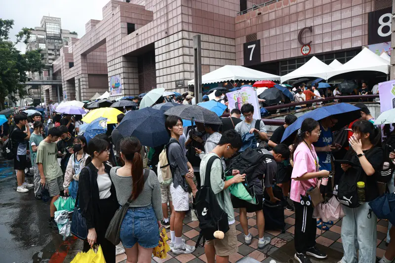 ▲2025漫畫博覽會開展首日，長長人龍繞世貿展場一圈，預估一早就有上萬人到場。（圖／記者葉政勳攝）