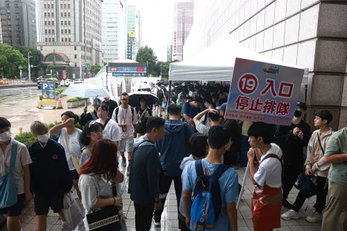 ▲漫畫博覽會開展前一個小時，已經有不少入口停止排隊。（圖／記者鍾怡婷攝）