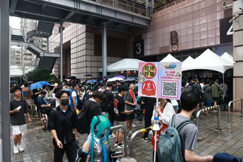 ▲2025漫畫博覽會開展首日，長長人龍繞世貿展場一圈，預估一早就有上萬人到場。（圖／記者葉政勳攝）