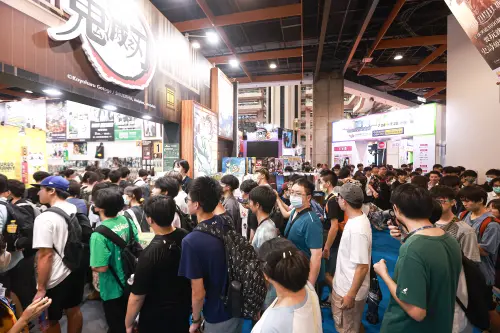 ▲受范斯高颱風外圍雲系影響，北台灣出現零星雨勢，仍吸引大批粉絲冒雨排隊，長長人龍繞世貿展場一圈。（圖／記者葉政勳攝）