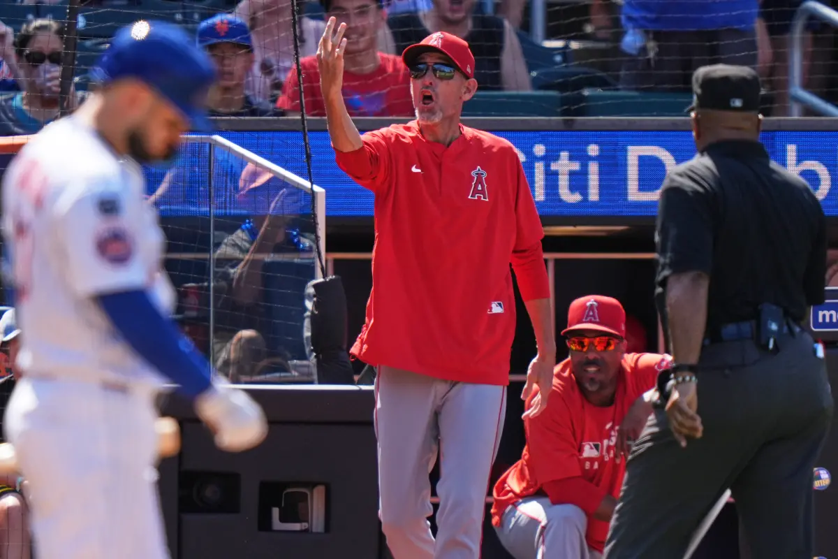 ▲暫代天使總教練一職的Ray Montgomery在8局上自家打者Luis Rengifo打擊遭三振後，不滿好球帶判決遭到驅逐出場，甚至連現場主播都認為主審的好球帶判決太扯。（圖／美聯社／達志影像）