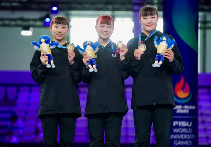 ▲本屆代表隊首面金牌由來自新北的跆拳道品勢好手郭彥妤與隊友拿下，新北市將頒發63萬元獎勵金，慰勞選手征戰辛勞，為國爭光。（圖／大專體總提供）