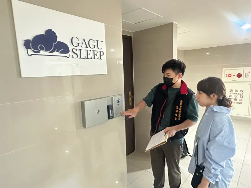 ▲GAGU家具停業，北市消保官會同臺北市商業處派員稽查，但總部和中山分公司都沒人應答。（圖／臺北市政府法務局提供）