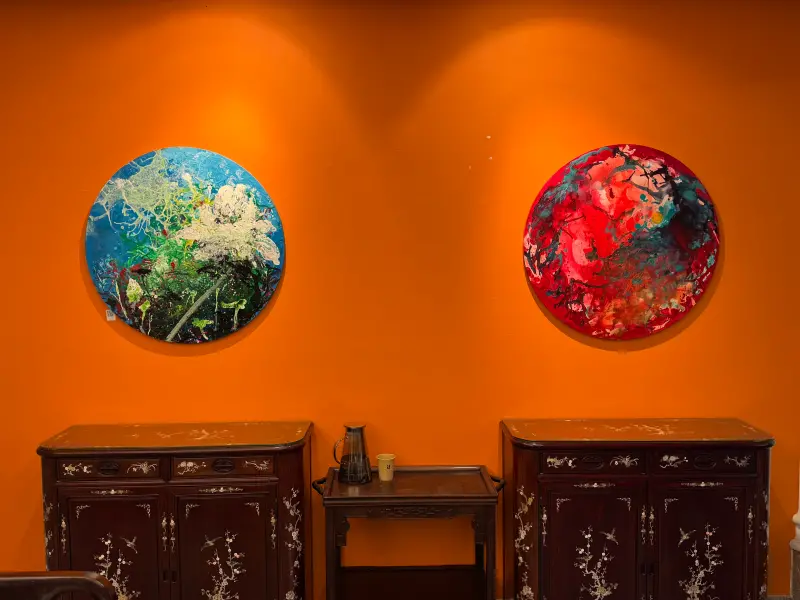 藝術走進官邸！旅居新加坡藝術家陳玉庭畫作展現台星文化交融