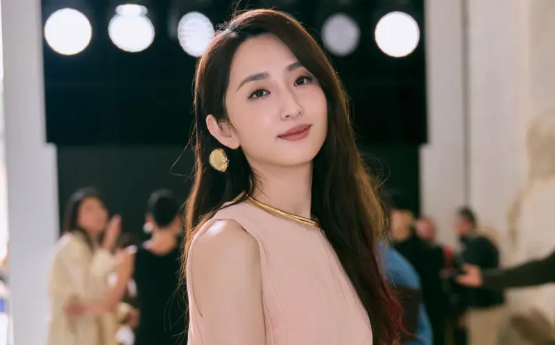 ▲柯佳嬿（如圖）近日現身台南，逛水仙宮市場時被果汁攤老闆認出，請她喝飲料，而這名熱心老闆其實就男星蔡凡熙的媽媽。（圖／柯佳嬿IG）