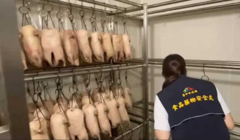 ▲台中市食安處人員在烤鴨店食材區採檢。（圖／台中市政府提供，2025.07.24）