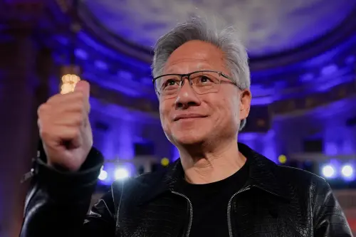 ▲NVIDIA執行長黃仁勳日前曾指出，AI時代最重要的不只是程式能力，而是具備自然語言、邏輯思考與跨域整合能力的人才，兼具理工與人文素養將更具競爭力，也讓生傳系的崛起備受關注。（圖／路透社／達志影像）