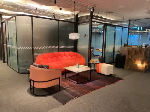 ▲▼小智研發辦公室接待區（上）及會議室（下）充滿回收材質的巧思設計，每個角落都展現小智研發對永續與創新的執著。（圖／小智研發提供）