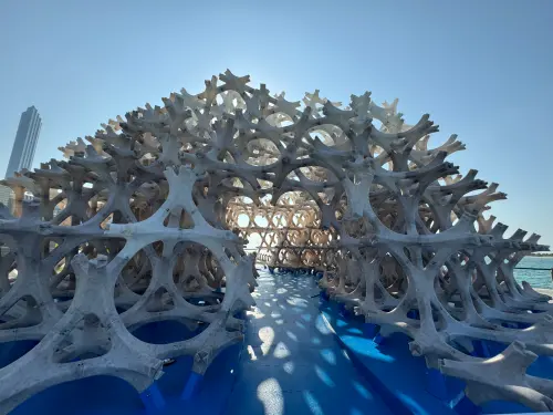 ▲Barzakh：2024年阿布達比公共藝術雙年展，以回收垃圾打造低碳建築。（圖／小智研發提供）