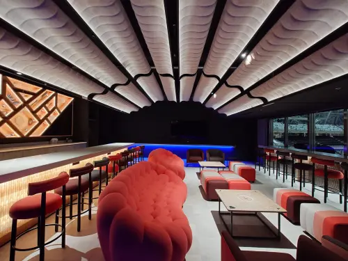 ▲台北大巨蛋貴賓室以回收自偏鄉中小學的廢棄球棒與手套，重新設計打造家具，賦予舊物新生，讓運動精神延續在空間之中。（圖／小智研發提供）