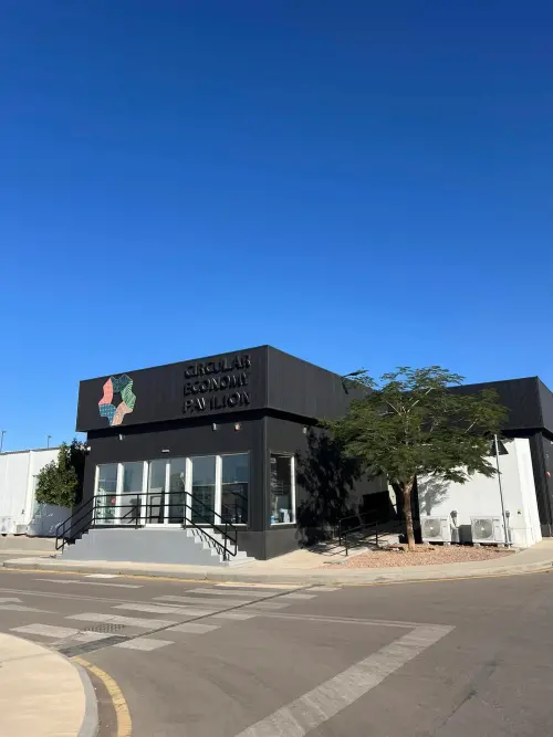 ▲▼沙烏地阿拉伯Neom City微型工廠（上）及小智研阿布達比辦公室暨微型化工廠（下）將廢料現地轉化為可用資源，實現低碳、在地循環的未來城市藍圖。（圖／小智研發提供）