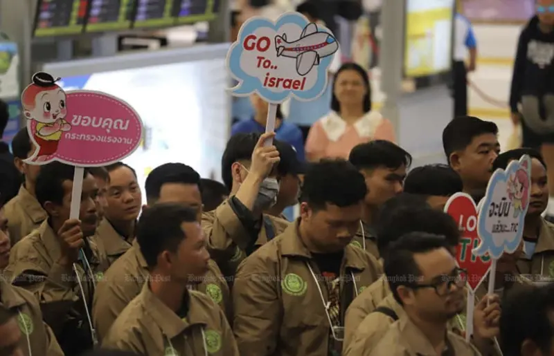 ▲去年6月泰國工人在素萬那普機場集結，準備搭乘飛往以色列的航班，投入當地建築與農業工作。（圖／翻攝自Varuth Hirunyatheb）