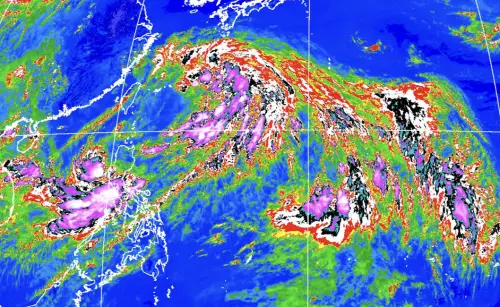 范斯高颱風、竹節草颱風、柯羅莎颱風同時存在,出現睽違許久的「三颱共舞」。(圖/中央氣象署) ▲范斯高颱風、竹節草颱風、柯羅莎颱風同時存在,出現睽違許久的「三颱共舞」。(圖/中央氣象署)