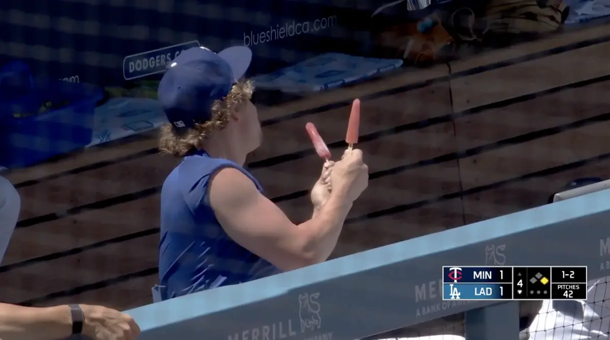 ▲MLB美國職業棒球大聯盟（Major League Baseball）洛杉磯道奇（Los Angeles Dodgers）今（24）日以戲劇性的再見安打逆轉擊敗明尼蘇達雙城（Minnesota Twins）。道奇陣中大谷翔平連續5場比賽開轟，打出了第37轟，但場邊另一個「不在場上」的球員——Kiké Hernandez的行為，卻意外成為了話題焦點。（圖／翻攝自Dodgers Nation X）