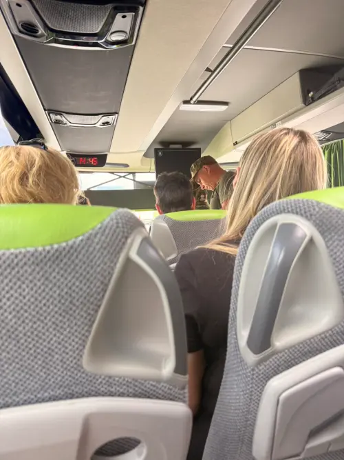 波蘭邊境檢查 ▲波蘭在邊境地帶,對於要入境的巴士乘客一一檢查旅遊證件。(圖/記者詹凌瑀攝)