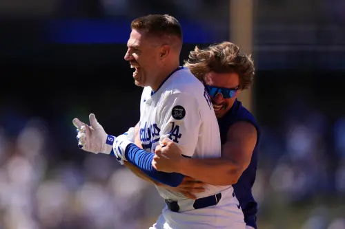 ▲儘管Kiké未能參加本場比賽，但他依然以另一種方式展現了自己在隊內的存在感。比賽結束後，當隊友Freddie Freeman打出再見安打，Kiké第一時間沖向他，熱情地擁抱並慶祝勝利。（圖／美聯社／達志影像）