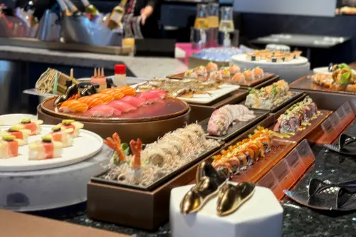 ▲除了招牌握壽司、生魚片，還特別推出加州卷。（圖／記者葉盛耀攝）