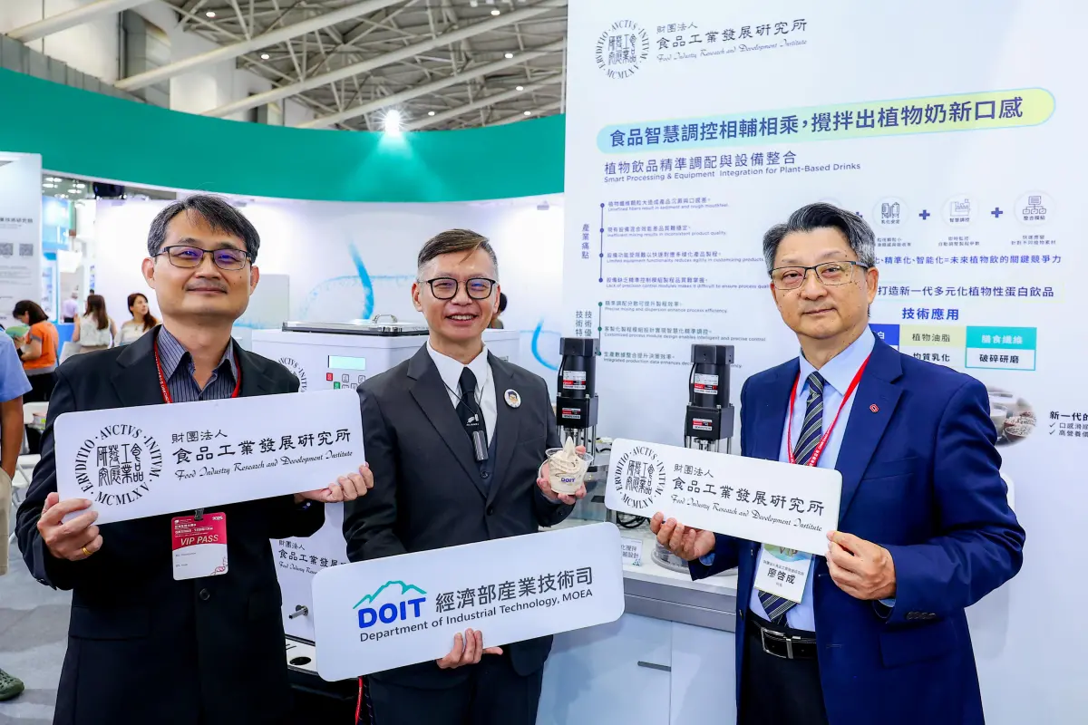 ▲食品所研發『植物性蛋白飲品精準調配製程與設備整合技術』，透過智慧製程精準掌握混合、乳化、破碎等關鍵步驟，使植物奶質地均一、口感滑順，滿足銀髮族及日常保健族群對高品質植物飲品的需求。（圖／工研院提供）