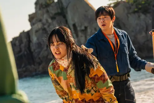 ▲曹政奭（右）在片中，捨命陪伴殭屍女兒，意外想起自己的親身經歷。（圖／車庫娛樂）