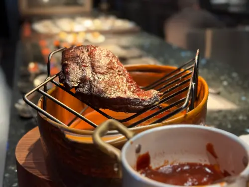 ▲費工處理的「煙燻熟成牛腹」，更濃郁惹味。（圖／記者葉盛耀攝）