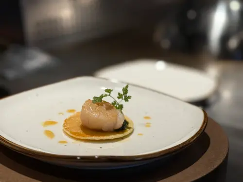 ▲URBAN PARADISE獨門推出「干貝楓糖奶油鬆餅」，滋味鹹甜。（圖／記者葉盛耀攝）