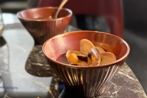 ▲搭配餐酒主題，有人參醒酒湯等菜色。（圖／記者葉盛耀攝）