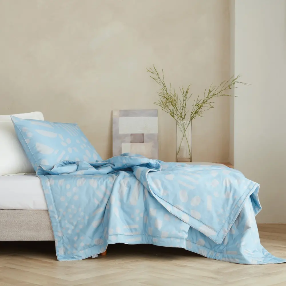 ▲HOLA夏出清今（24）登場，千款商品3折，涼被枕套三件組特價684元（圖）、玻璃保鮮盒95元起，優惠至8月27日為止。（圖／HOLA提供）