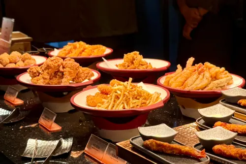 ▲匯聚各式邪惡炸物，包含越式炸蟹肉、墨式辣子蝦，尤其南方炸雞很有炸雞專門品牌的高水準。（圖／記者葉盛耀攝）