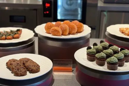 ▲Wonderland推出多樣甜點、聖代與冰淇淋等，尤其還有現在最夯的甜甜圈。（圖／記者葉盛耀攝）