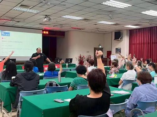 ▲ 老師上課內容豐富精彩，學員踴躍發言。（圖／高市少年警察隊提供）