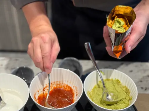 ▲「Breeze」提供沙拉、現做手捲及Tapas西班牙下酒菜，還有玉米起司片為基底，可添加喜愛配料。（圖／記者葉盛耀攝）