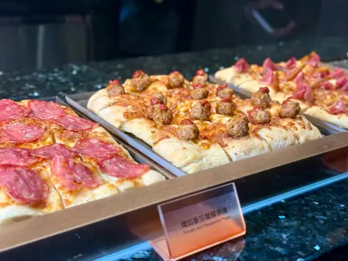 ▲每場次現做的披薩，口味相當多元。（圖／記者葉盛耀攝）