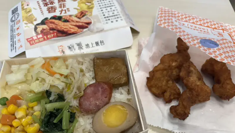 ▲近期又有民眾在便當便買到全新的「雞菲力便當」，開始好奇「雞菲力」是否又是台灣自創名字。（圖／翻攝Dcard）
