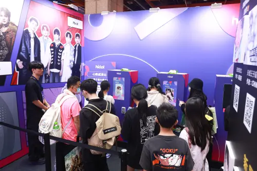 ▲完成任務後，前往橘子嘉年華「hidol 心動感應站」服務台，出示 hidol APP 個人頁畫面，現場工作人員核對無誤，即會發送抽卡機代幣1枚，可抽中人氣偶像、動漫角色、音樂創作者隨機小卡一張。（圖／記者葉政勳攝）