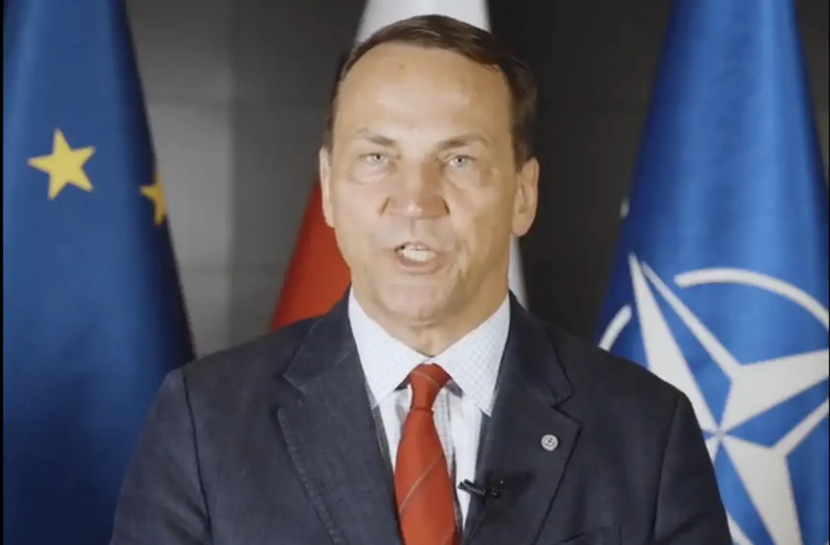 ▲波蘭外交部發出強烈旅遊警示，呼籲所有波蘭公民「立即離開俄羅斯」。圖為波蘭外長西科爾斯基。（圖／翻攝自X）