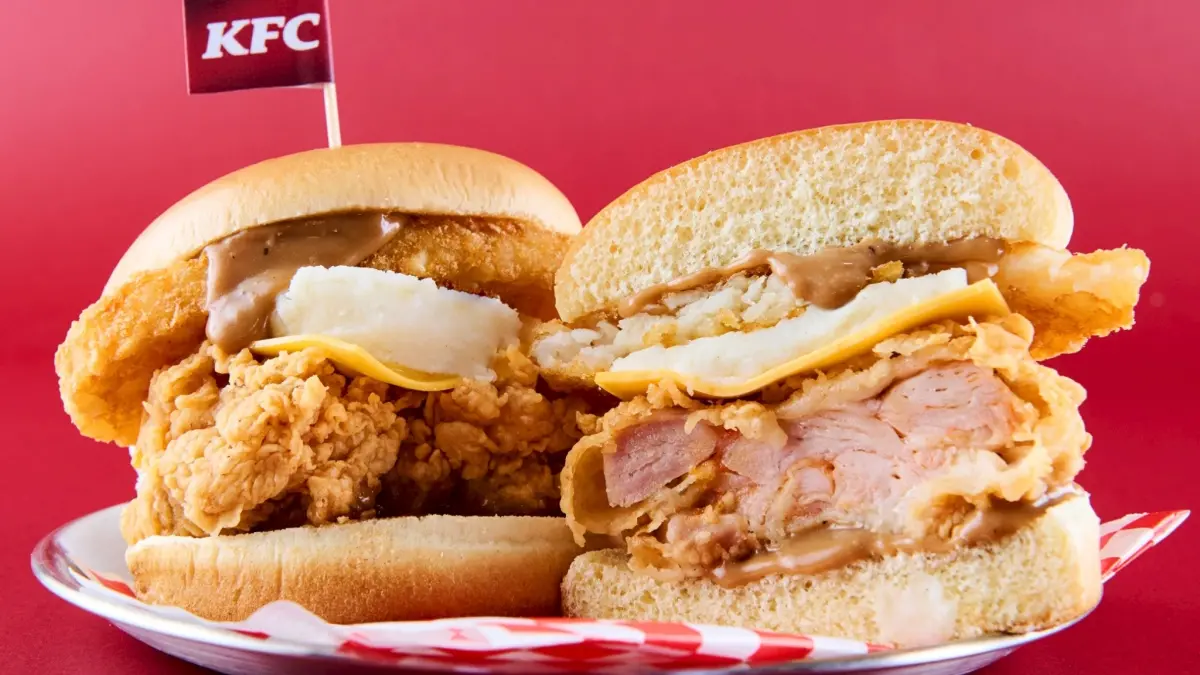 ▲肯德基「肉汁薯泥咔啦雞腿堡」台灣7月29日開賣！咔啦雞腿堡搭配濃郁肉汁醬與綿密薯泥、夾入薯餅及起司，單點139元、PK嚐鮮套餐159元起價格一覽。繼光香香雞今開賣「香脆炸雞腿」，暑假買一送一優惠。（圖／肯德基提供）