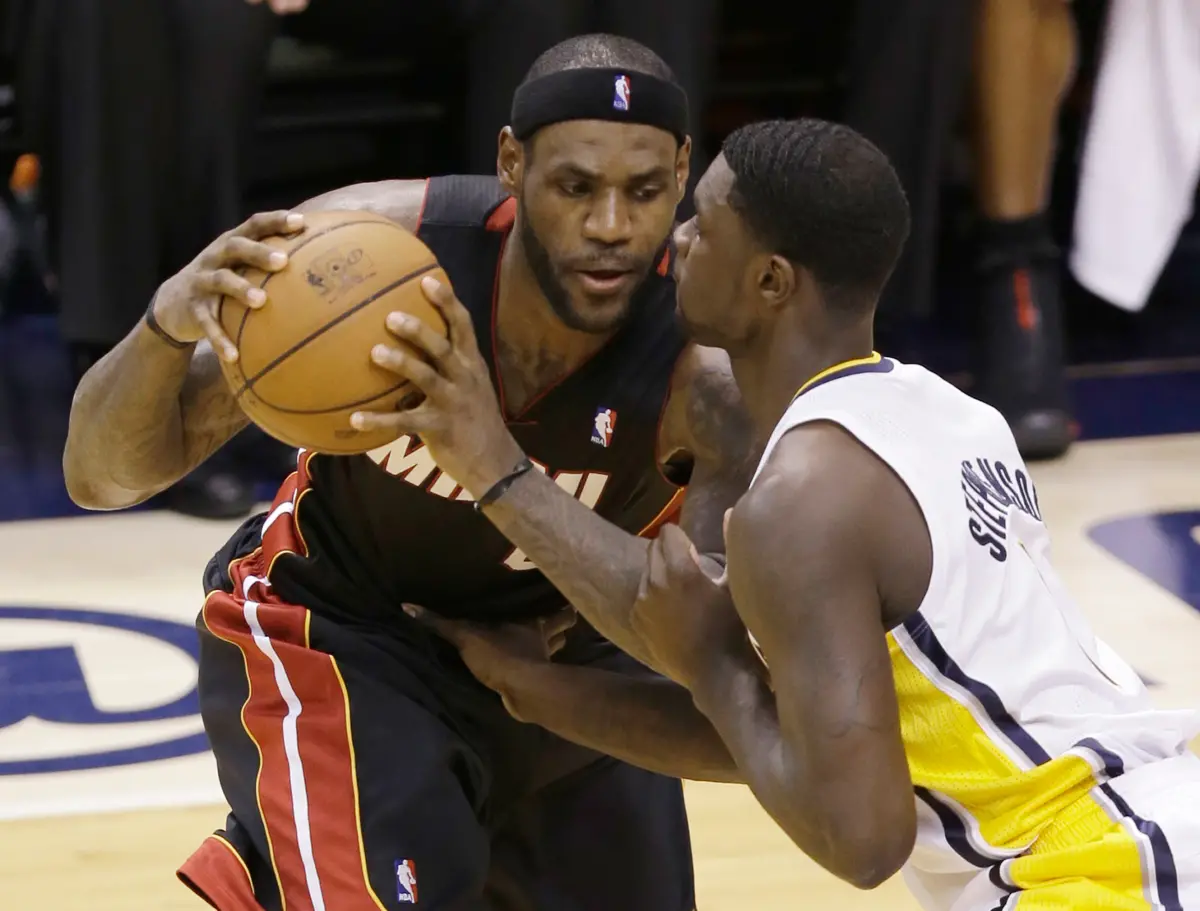 ▲前NBA美國職籃 （National Basketball Association）印第安那溜馬前鋒「舞王」Lance Stephenson以挑釁、干擾等防守方式擾亂對手節奏聞名，其中他在2014年東區冠軍賽對著籃球巨星LeBron James耳邊吹氣的經典一幕，更成為籃壇永流傳的迷因。（圖／美聯社／達志影像）