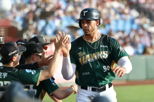 ▲魔鷹今年接下「洗臉慕斯」廣告代言，因近期太太過世憾事，廠商原本打算延後上片，但魔鷹仍希望不要被影響，按照原定時間上線即可。（圖／台鋼雄鷹提供）